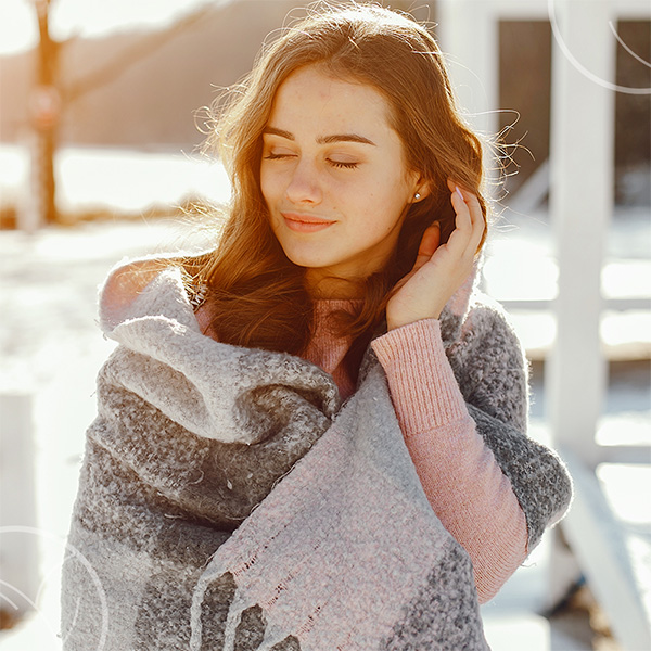 Photo d'une femme bien couverte en hiver