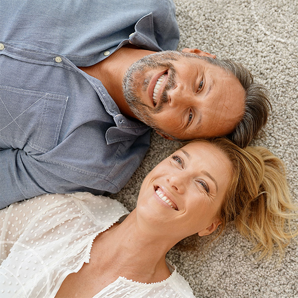 Photo d'un homme et d'une femme souriants
