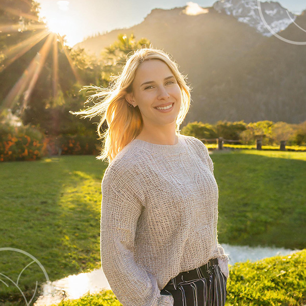 Photo d'une femme dans la nature pleine de vitalité