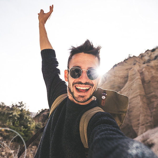 Photo d'une personne se prenant en selfie et très souriante et sûre d'elle