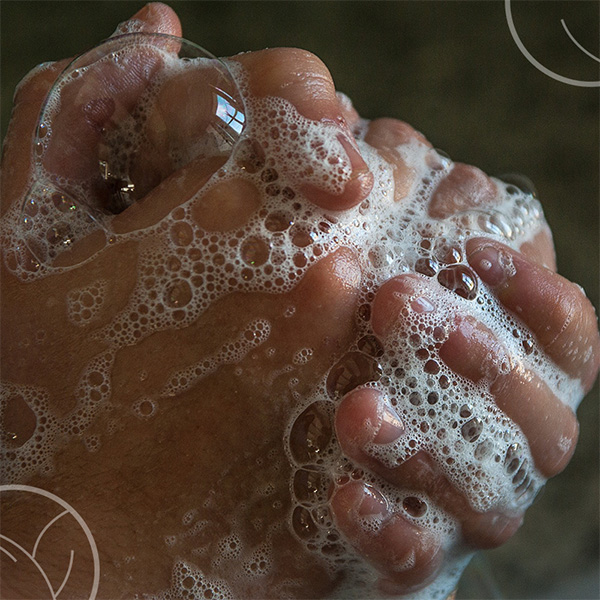 Photo de mains avec du savon