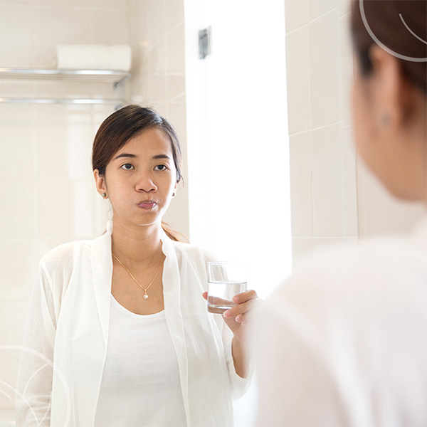 Femme en train de faire un bain de bouche