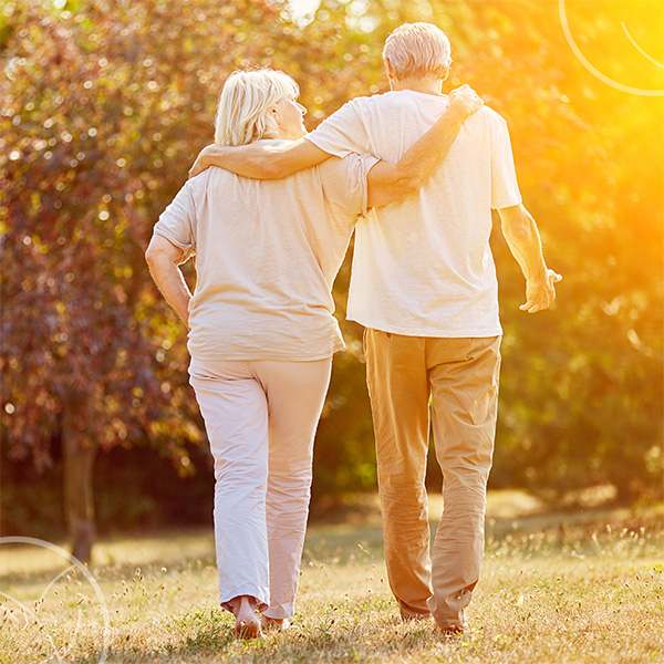 Photo d'un couple âgé de dos sous le soleil