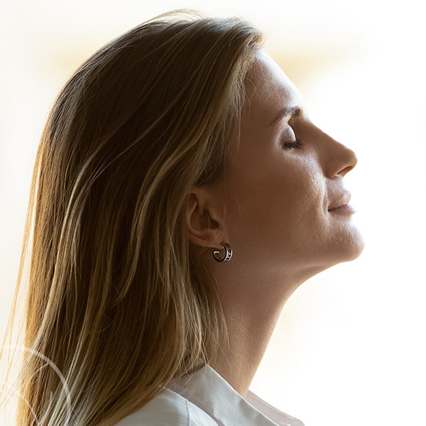 Photo d'une femme de profil et les yeux fermés