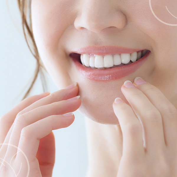 Photo d'un sourire aux dents alignées et blanches