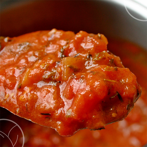 Photo d'une cuillère de sauce tomate provençale