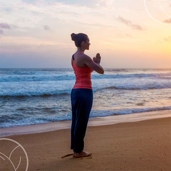 Photo d'une femme méditant sur une plage