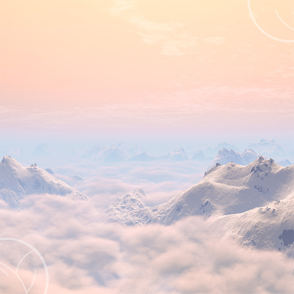 Photo de montagnes enneigées dans les nuages sur ciel bleu orangé