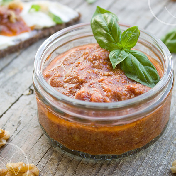 Photo d'un pesto rosso dans un bocal