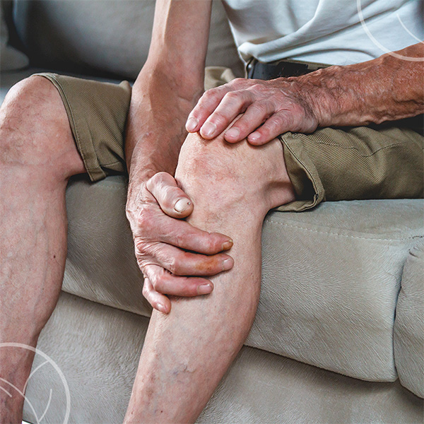 Photo d'une personne tenant son genou