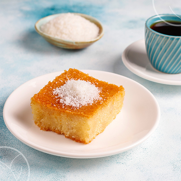 photo d'une part de gâteau de semoule avec une tasse de café