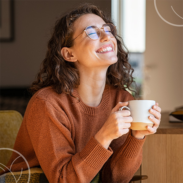 Photo d'une femme savourant sa tasse de café