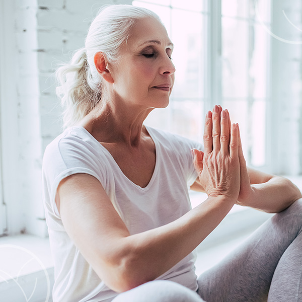 Photo d'une femme d'un âge mûr en pleine méditation