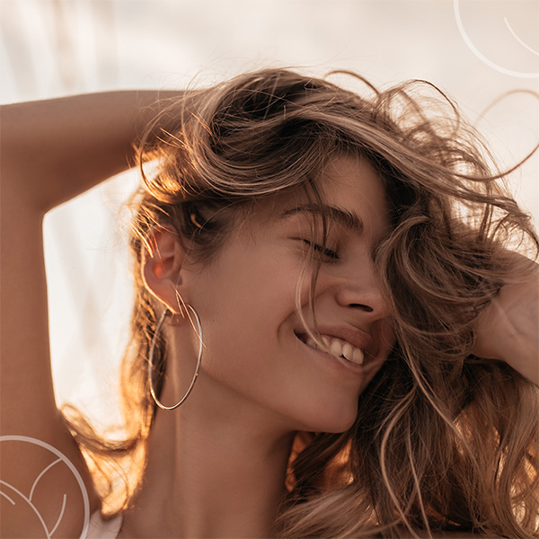 Femme qui se touche les cheveux